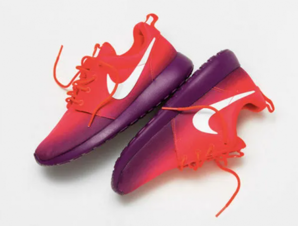 Sepatu sneakers dengan desain gradient atau ombre yang menarik